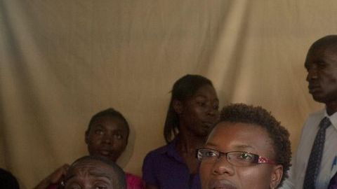 La integrante del grupo protestante "reconoci.do", Ana María Belique, habla junto al miembro del Centro Cultural Dominico-Haitiano, Antonio Pol Emil, durante una conferencia de prensa, en Santo Domingo.