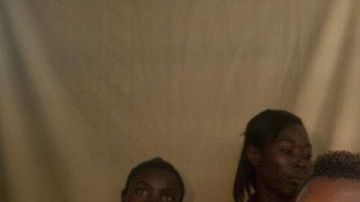 La integrante del grupo protestante "reconoci.do", Ana María Belique, habla junto al miembro del Centro Cultural Dominico-Haitiano, Antonio Pol Emil, durante una conferencia de prensa, en Santo Domingo.