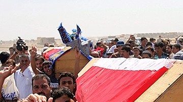 Un grupo de iraquíes suníes portan los ataúdes de hermanos muertos a causa de la violencia que prevalece en Irak.