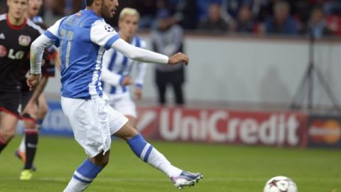 El delantero mexicano de la Real Sociedad Carlos Vela marca de penalti ante el Bayer Leverkusen