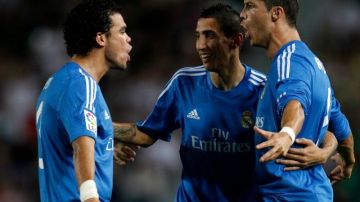 Pepe, Angel Di María y Cristiano Ronaldo celebran el triunfo de Real Madrid sobre Elche, con un penal inexistente
