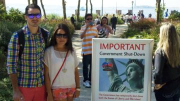 Los guatemaltecos Rodolfo Mota y Lisa Torrado se quedaron con las ganas de ver la Estatua de la Libertad, reabierta el   4 de julio por el alcalde Michael Bloomberg.