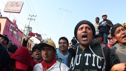 Unos mil maestros protestan  contra una reforma educativa bloqueando calles de acceso al aeropuerto internacional.
