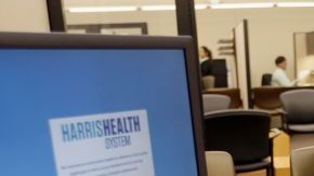 Algunos ciudadanos como la que se muestra en la foto han tenido que ir personalmente a orientarse sobre la reforma de salud debido a los problemas de acceso mediante los sitios web.