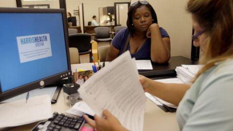 Algunos ciudadanos como la que se muestra en la foto han tenido que ir personalmente a orientarse sobre la reforma de salud debido a los problemas de acceso mediante los sitios web.