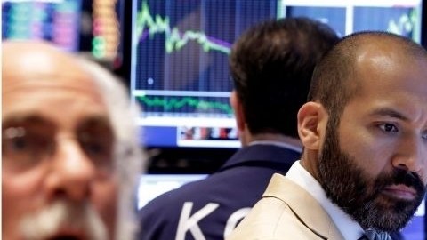 Corredores laboran en el edificio de la Bolsa de Nueva York en medio de la incertidumbre por el cierre de la administración federal.