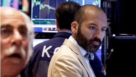 Corredores laboran en el edificio de la Bolsa de Nueva York en medio de la incertidumbre por el cierre de la administración federal.