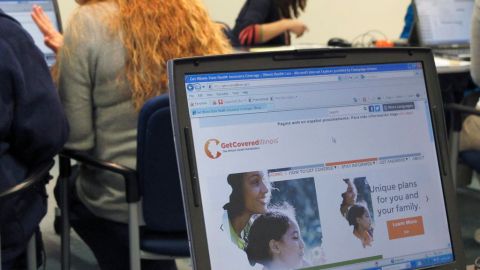 La alta demanda de personas buscando información o que intentaban registrarse en la reforma de salud, provocó el martes que las páginas de internet colapsaran en varios estados.