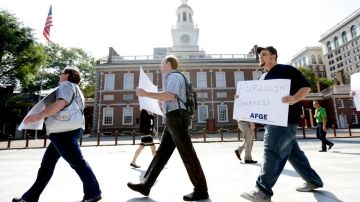 Trabajadores públicos protestan en Filadelfia luego de recibir la notificación de que serían suspendidos sin derecho a sueldo.