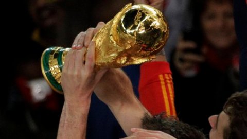 La copa estará en exposición en acompañada de una marca de soda.