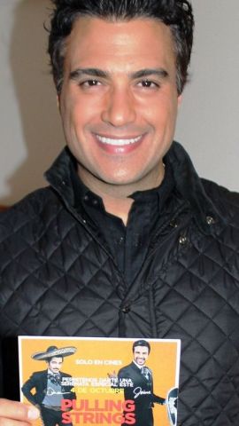 Jaime Camil protagoniza 'Pulling Strings'.