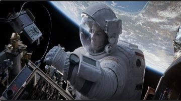 Sandra Bullock lleva a cabo un ‘tour de force’ en ‘Gravity’ y da vida a la doctora Ryan Stone en su primera misión al espacio como médico.