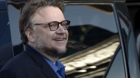 El director y guionista mexicano Guillermo del Toro fue el artista invitado para este episodio de Halloween.