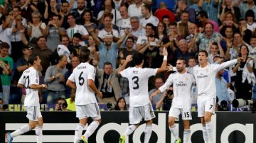 Cristiano Ronaldo (der.)  celebra con sus compañeros del Real Madrid, tras marcar uno de sus dos goles en la paliza que le propinaron 4-0 al Copenhague.