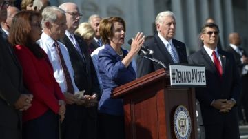 La líder de la minoría demócrata en la Cámara de Representantes, la congresista Nancy Pelosi  habla junto a otros miembros de su partido ayer en el Capitolio.