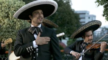 Jaime Camil interpreta a un mariachi en la película que se estrena mañana.