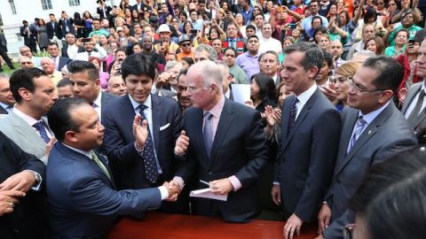 El gobernador Brown celebra su firma la ley que permitirá la emisión de licencias de conducir a inmigrantes indocumentados en California.