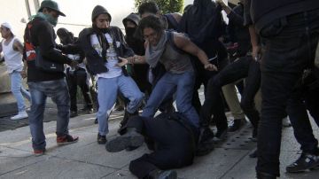Un grupo radical tuvo varios enfrentamientos con la policía que vigilaba la marcha en la capital mexicana.