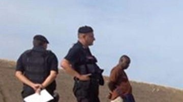 Buscando una vida mejor, decenas de africanos fallecieron esta madrugada al incendiarse la barca que los llevaba de forma ilegal a la isla de Lampedusa, en Sicilia, Italia.