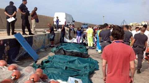 Buscando una vida mejor, decenas de africanos fallecieron esta madrugada al incendiarse la barca que los llevaba de forma ilegal a la isla de Lampedusa, en Sicilia, Italia.