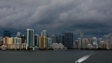 El cielo de Miami cubierto de nubes de la tormenta  tropical Karen que se dirige hacia el sur de Estados Unidos.