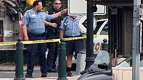 Imagen sacada de la televisión donde se ve el vehículo negro que chocó contra otros autos durante la persecución cerca del Capitolio en Washington.