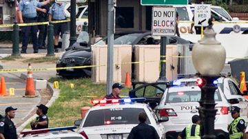 Imagen sacada de la televisión donde se ve el vehículo negro que chocó contra otros autos durante la persecución cerca del Capitolio en Washington.