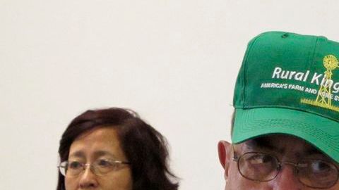 Una pareja en Illinois intenta inscribirse en la reforma de salud, con la ayuda de voluntarios de la Campaña Pública de Salud Distrital.