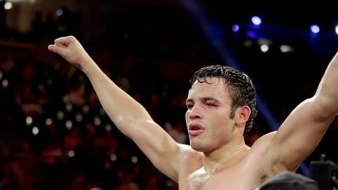 Julio Cesar Chávez Jr. celebra su victoria en la pelea contra Bryan Vera, en Carson, California, el pasado 29 de septiembre.