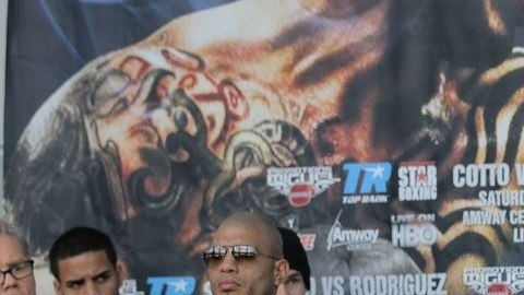 El exmonarca mundial Miguel Cotto (izquierda) enfrenta al dominicano Delvin Rodríguez tras dos derrotas consecutivas.