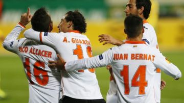 Paco Alcacer (izq.), celebra con sus compañeros el primer gol del Valencia en su victoria 2-0 ante el  Kuban Krasnodar de Rusia.