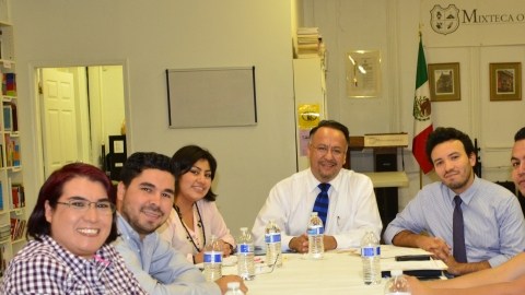 Gabriel Rincón (centro), junto a la nueva junta directiva formada entre jóvenes educados y líderes de la comunidad.