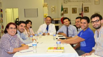 Gabriel Rincón (centro), junto a la nueva junta directiva formada entre jóvenes educados y líderes de la comunidad.