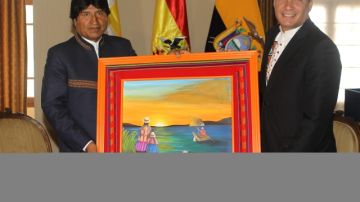 El presidente de Ecuador, Rafael Correa (d), recibe un presente del su homólogo boliviano, Evo Morales (i), durante una reunión en Cochabamba,Bolivia.