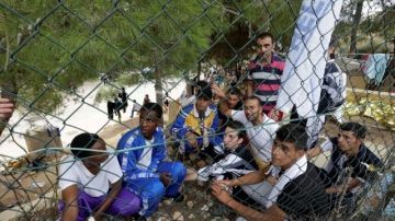 Inmigrantes africanos en un campo temporero que se habilitó en Lampedusa.