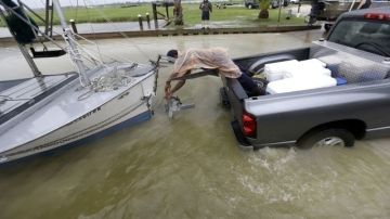Residentes se preparan para la llegada de la tormenta "Karen" en  Plaquemines Parish, Luisiana.