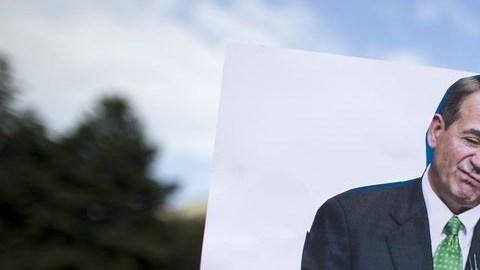 Hoy, manifestantes frente al Congreso pidieron a John Boehner que apruebe las medidas presupuestarias que permitan reabrir el gobierno de EEUU.