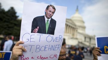 Hoy, manifestantes frente al Congreso pidieron a John Boehner que apruebe las medidas presupuestarias que permitan reabrir el gobierno de EEUU.