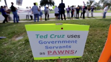 Hay quienes protestan contra el congresista Ted Cruz, enemigo acérrimo del "Obamacare" y de pactar con el presidente Barack Obama.