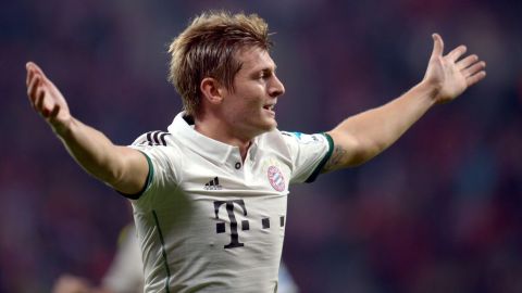 Kroos, con los brazos abiertos a Guardiola.