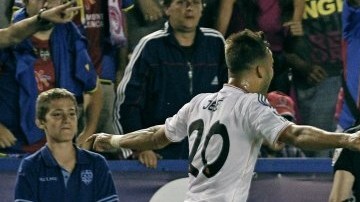 El delantero portugués del Real Madrid Cristiano Ronaldo (d) celebra con su compañero, Jesé Rodríguez el gol marcado ante el Levante, el tercero del equipo
