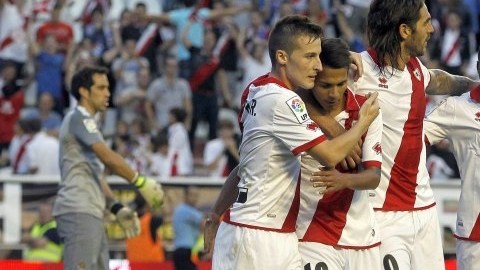 El centrocampista del Rayo Vallecano Jonathan Viera (2i) es felicitado por sus compañeros tras marcar el único tanto de su equipo, de penalti