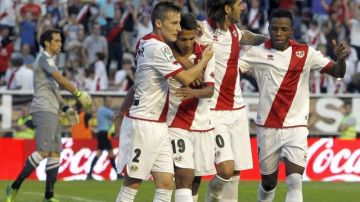 El centrocampista del Rayo Vallecano Jonathan Viera (2i) es felicitado por sus compañeros tras marcar el único tanto de su equipo, de penalti
