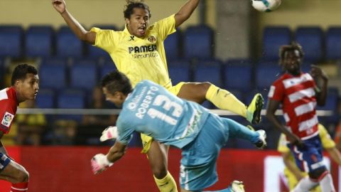 Giovani dos Santos golpea el balón ante el guardameta del Granada, Roberto, para conseguir el segundo gol del equipo castellonense.