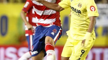 Giovani Dos Santos (d), del Villarreal, recibe la marca de Hassan Yebda, del Granada.