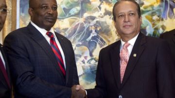 Simon Dieuseul Desras, presidente del Senado de Haití (izquierda),  junto a su homólogo dominicano el funcionario Reinaldo Pared Pérez.