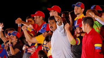 El presidente venezolano Nicolás Maduro rodeado de varios familiares durante el pasado cierre de campaña donde ganó las elecciones a Henrique Capriles.
