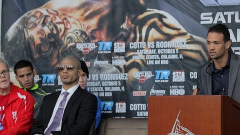 El veterano entrenador Freddie Roach (izq) y su pupilo, el pegador boricua Miguel Cotto, escuchan a Delvin Rodríguez, durante la conferencia de prensa final ofrecida el jueves en Orlando, Florida.