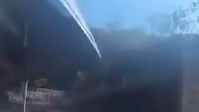 Miembros del grupo rodearon el vehículo de Alexian Lien y le rompieron los cristales.