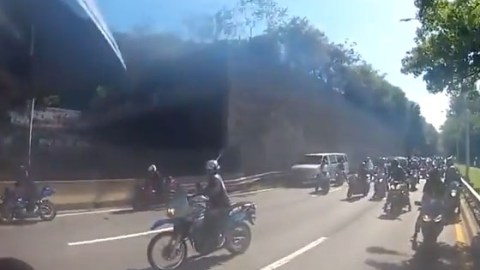 Miembros del grupo rodearon el vehículo de Alexian Lien y le rompieron los cristales.